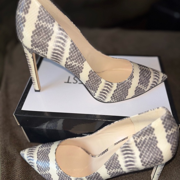 Nine West Tatiana Pointy Toe Pumps - Snake Pattern Heels - Picture 2 of 4